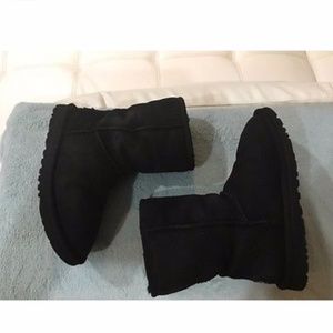 UGG Classic Short Black Suede Boots Sz 6, NWOT